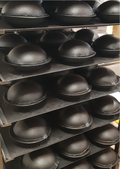 photo de tourteaux fromagÃƒÂ©s sur des plaques, ils viennent de sortir du four dans l'atelier de la cabane ÃƒÂ  biscuits